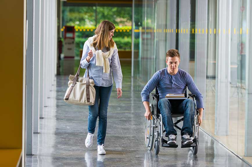 etudiant fauteuil roulant couloir