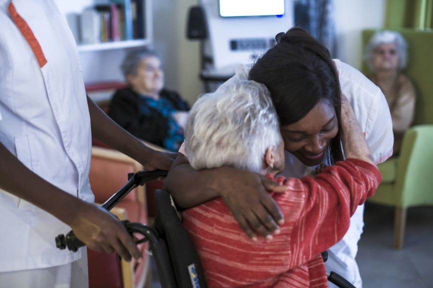 Maltraitances institutionnelles et intrafamiliales : mieux repérer les situations à risque et accompagner les victimes adultes